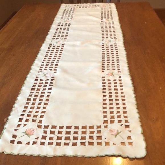 Table Runner - Picture 6 of 8